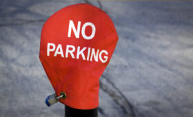 Miejsca parkingowe nie dla mieszkańców europejskich metropolii. Kraków auta wypycha coraz dalej od centrum