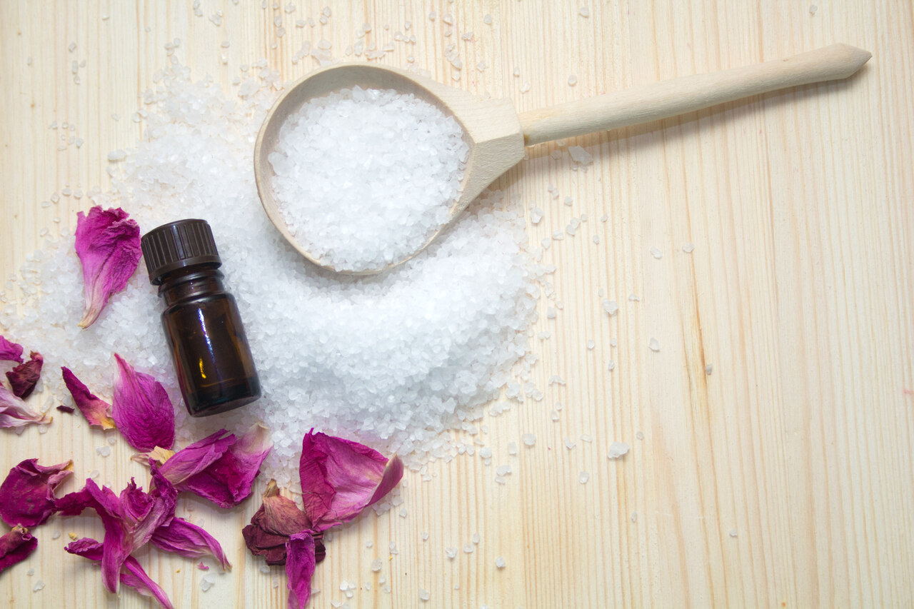 usuwanie brzydkich zapachów solą